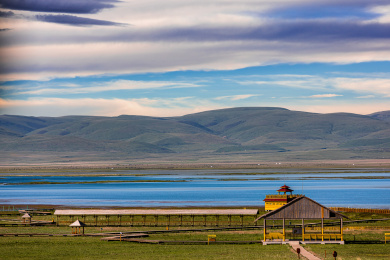 中国甘肃省甘南尕海湖的湖光山色。