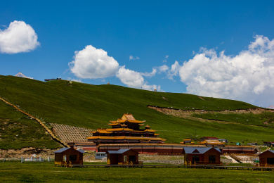 中国甘肃省甘南的寺届、草原和天空。