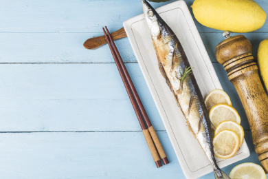 一盘新鲜的秋刀鱼