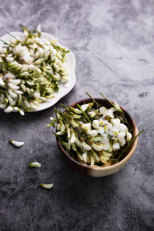 餐具里的洋槐花