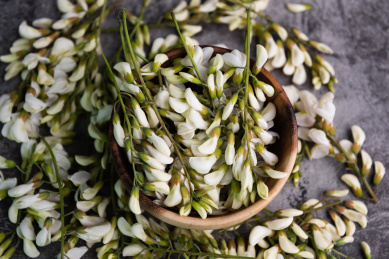 餐具里的洋槐花