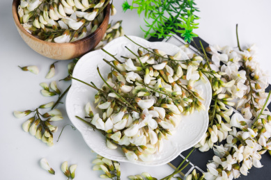 餐具里的洋槐花