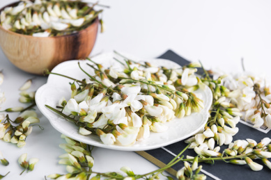 餐具里的洋槐花