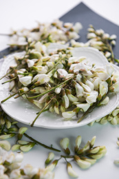 餐具里的洋槐花