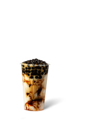 一杯放在白色背景中的黑糖浓厚牛乳