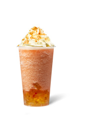 一杯放在白色背景中雪山霉霉桂花冻