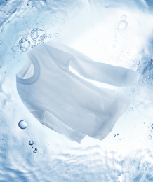 衣服泡在水里水下视角