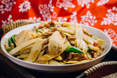 中式背景下的笋子炒肉条