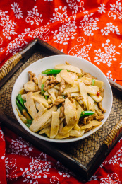 中式背景下的笋子炒肉条