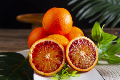 放在桌子上的切开的塔罗科血橙