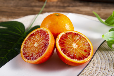 放在桌子上的切开的塔罗科血橙