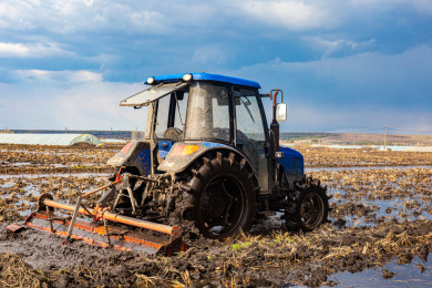 农村机械农耕翻地场景