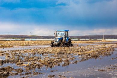 农村机械农耕翻地场景