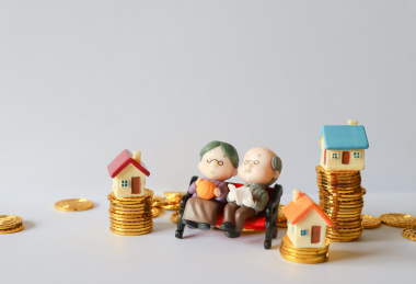 爷爷奶奶养老购房屋金融理财概念插图素材