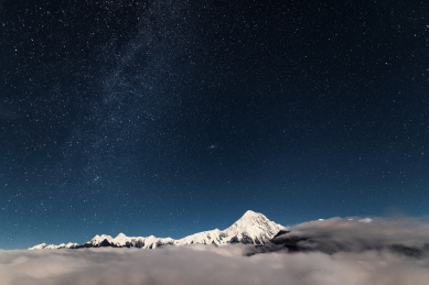 贡嘎雪山星空银河云海