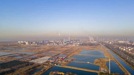 中国天津滨海新区塘沽盐场的中央大道航拍海景图