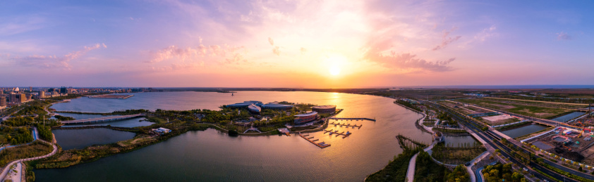 中国上海浦东滴水湖临港自贸区日出城市风光