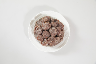 白色背景上的一碟盐津梅饼