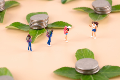 旅行者穿过生长钱币的地域