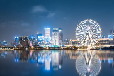 中国广东深圳宝安区滨海文化公园摩天轮和宝安中心建筑