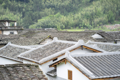 山区农村修葺一新的民房屋顶，福建龙岩