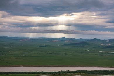 九曲黄河第一湾的风光和晚霞中的耶稣光