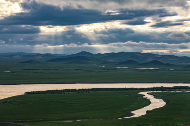 九曲黄河第一湾的风光和晚霞中的耶稣光