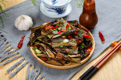 美味下酒菜烟熏鱼尾