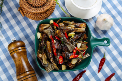 美味下酒菜烟熏鱼尾