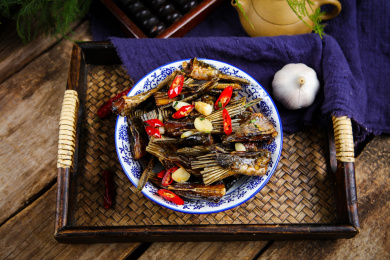 美味下酒菜烟熏鱼尾