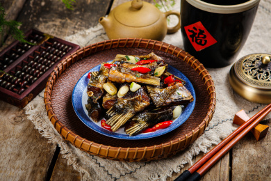 美味下酒菜烟熏鱼尾