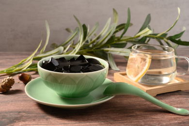 桌面上的青色陶瓷碗里的美味可口的凉粉