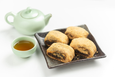 天津传统小吃驴打滚特写白色背景