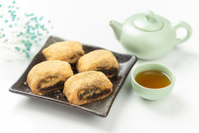 天津传统小吃驴打滚特写白色背景