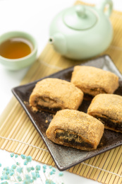 天津传统小吃驴打滚特写白色背景