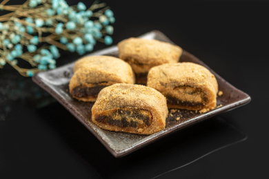 天津传统小吃驴打滚特写黑色背景