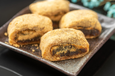 天津传统小吃驴打滚特写黑色背景