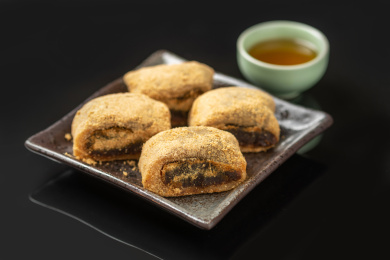 天津传统小吃驴打滚特写黑色背景