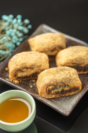 天津传统小吃驴打滚特写黑色背景