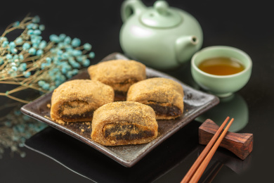 天津传统小吃驴打滚特写黑色背景