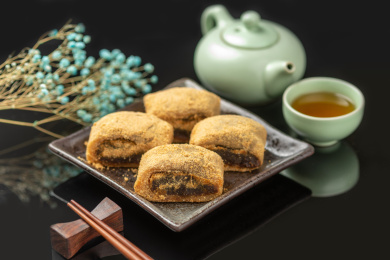 天津传统小吃驴打滚特写黑色背景