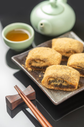 天津传统小吃驴打滚特写黑色背景