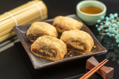 天津传统小吃驴打滚特写黑色背景