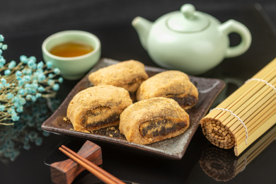 天津传统小吃驴打滚特写黑色背景