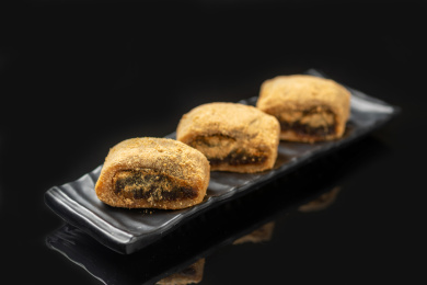 天津传统小吃驴打滚特写黑色背景