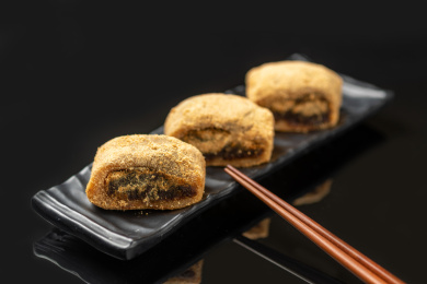 天津传统小吃驴打滚特写黑色背景