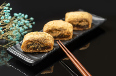 天津传统小吃驴打滚特写黑色背景