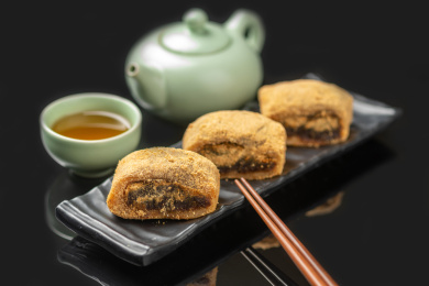 天津传统小吃驴打滚特写黑色背景