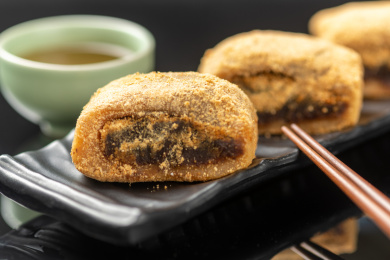 天津传统小吃驴打滚特写黑色背景