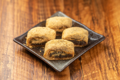 天津传统小吃驴打滚特写木桌面背景